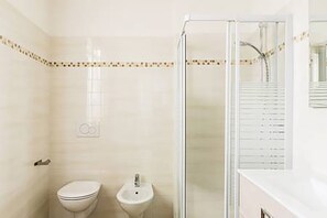 Ducha, bidet, toallas