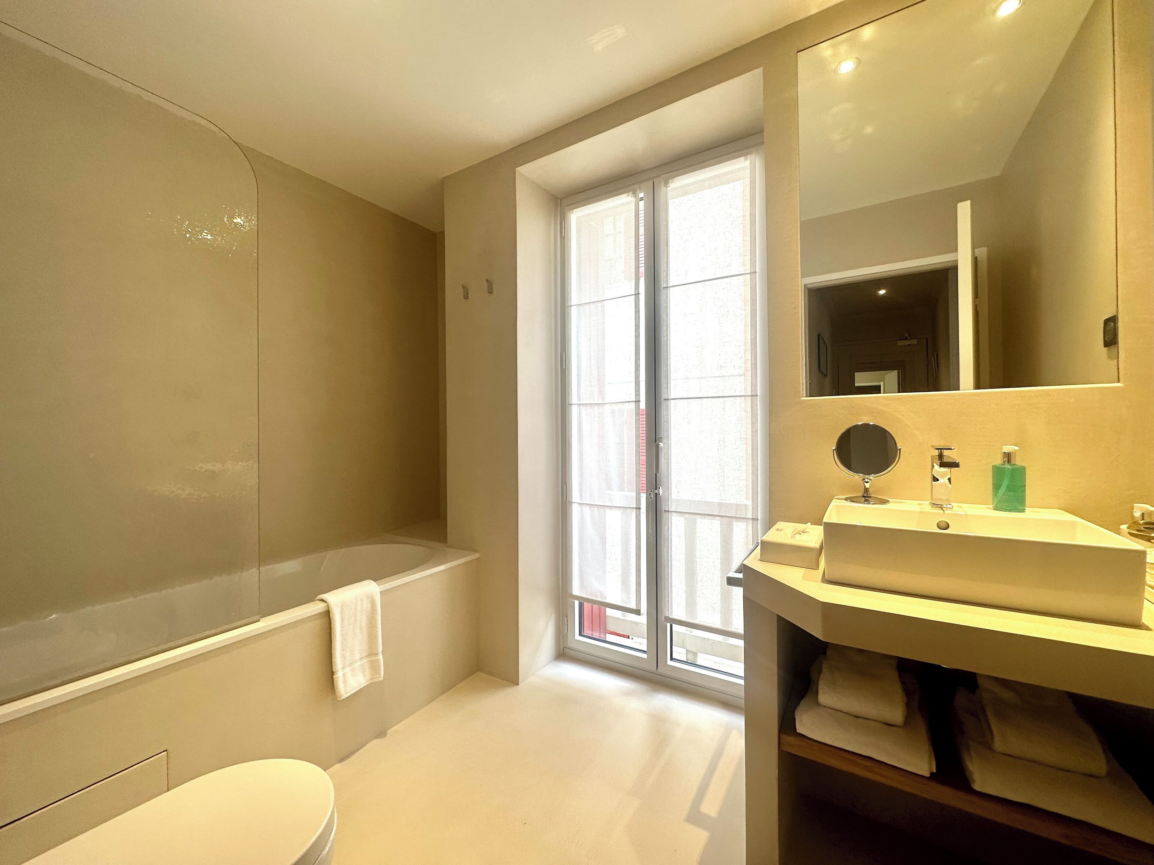 Un baño moderno con bañera, inodoro y lavamanos.