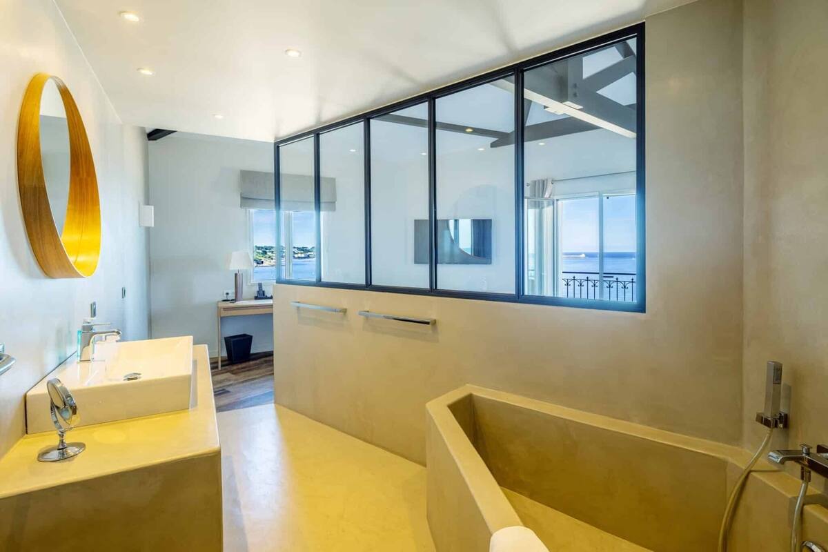 chambre vue mer balcon prestige supérieure | bathroom | free toiletries, hair dryer, towels