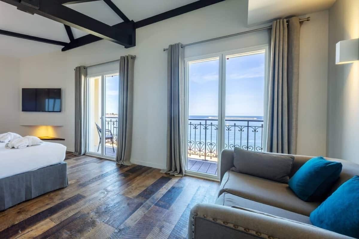 chambre vue mer balcon prestige supérieure | 13 bedrooms, in-room safe, individually decorated