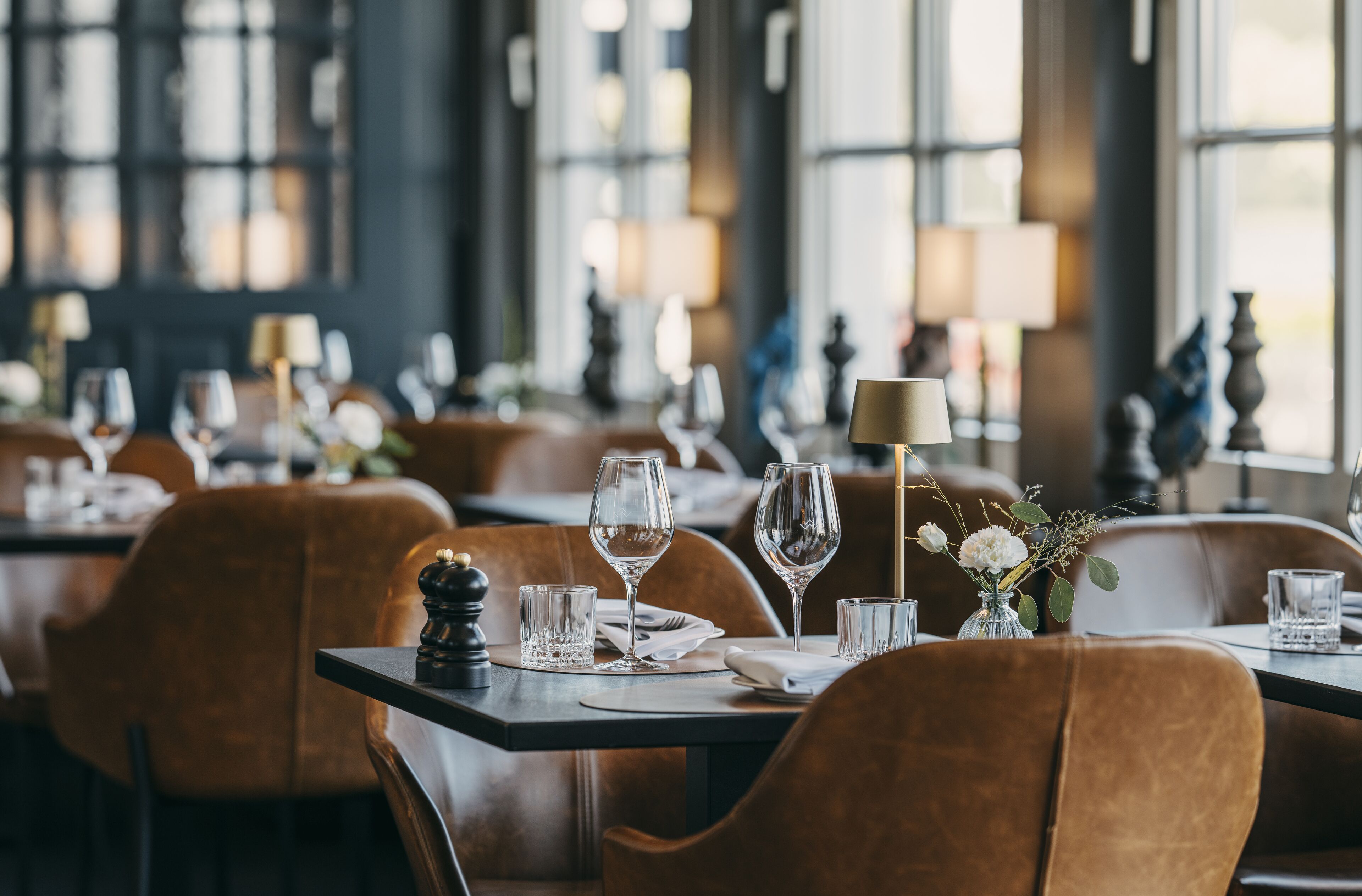 Lunsj og middag serveres, lokale og internasjonale retter