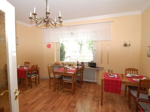 含每日自助早餐