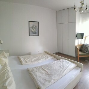 Hypo-allergenic bedding, in-room safe, blackout curtains - Atlantis Landpension Steinhude (Wunstorf)