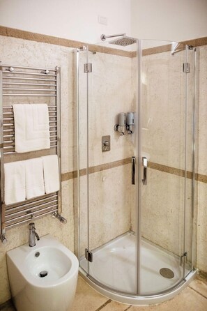 Comfort Triple Room | Bathroom