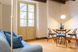 Apartment, 2 Schlafzimmer | Essbereich im Zimmer