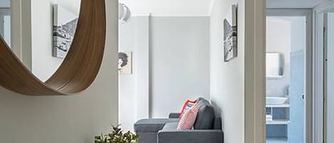 Ein modernes Wohnzimmer mit einer Couch, einem Couchtisch und einer Zimmerpflanze.