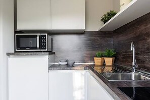 Apartment, 1 Bedroom | Private kitchen | Fridge, microwave, oven, stovetop - Domus (Como)