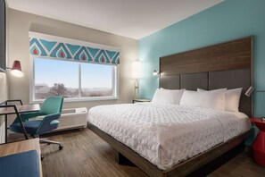 Huone, 1 suuri parisänky | Ylelliset vuodevaatteet, työpöytä