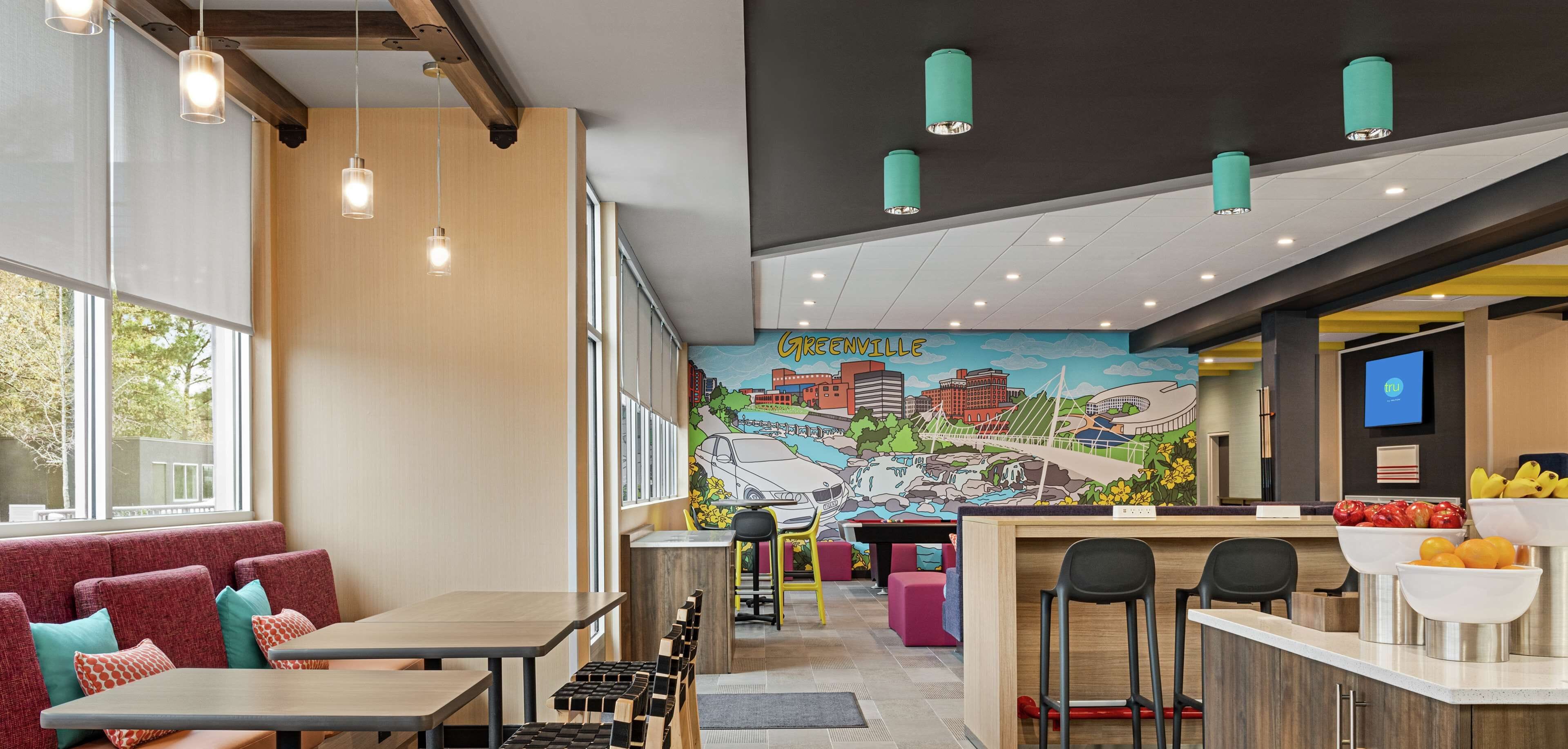 بوفيه فطور مجانًا يوميًا