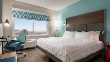 Habitación, 1 cama King size | Ropa de cama de alta calidad y escritorio