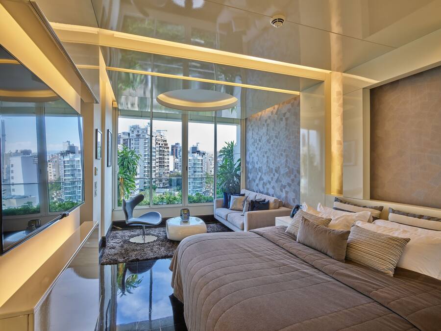 1 habitación, cubrecamas, minibar y caja de seguridad en la habitación