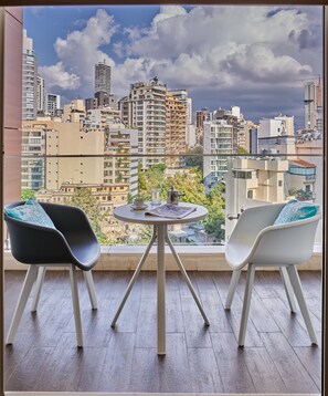 Premium Room with Balcony | 1 chambre, couette en duvet, minibar, coffre-fort