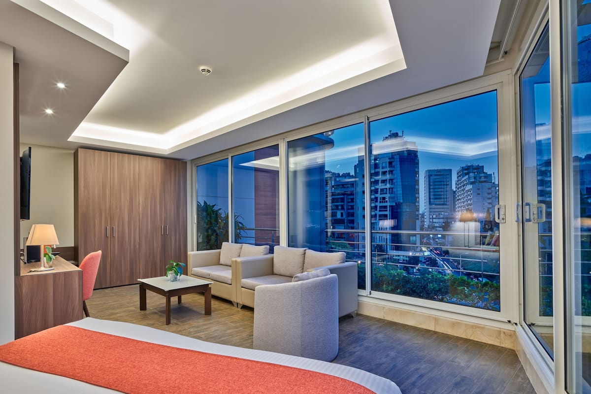 Junior Suite, 1 Katil Raja (King), City View | 1 bilik tidur, gebar bulu kapas, bar mini, peti besi dalam bilik