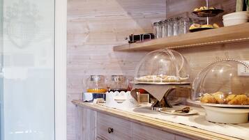 Tägliches inbegriffenes kontinentales Frühstück