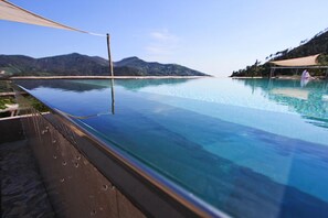 Piscine extérieure (ouverte en saison), chaises longues