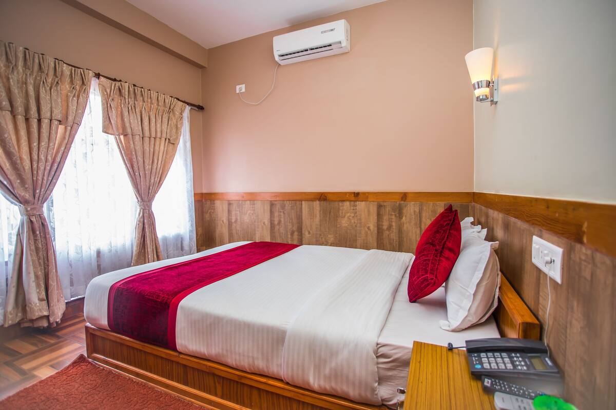 Suíte luxo, 1 cama de casal, para fumantes | 1 quarto, roupas de cama antialérgicas, cortinas blackout