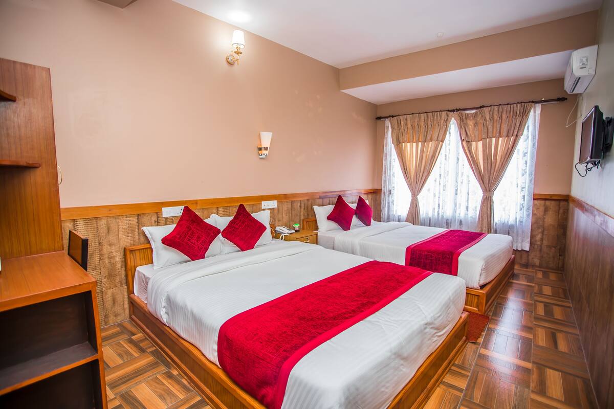 Chambre quadruple Deluxe, 2 grands lits, fumeur, vue sur le lac | 1 chambre, literie hypoallergénique, rideaux d’obscurcissement