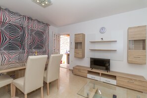 Apartment, 1 King-Bett und Schlafsofa | Wohnbereich | Flachbildfernseher