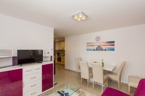 Apartment, Stadtblick | Wohnbereich | Flachbildfernseher
