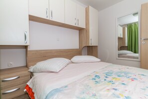 Individually decorated, individually furnished, desk, blackout drapes - Apartments Villa Ines (Vodice)