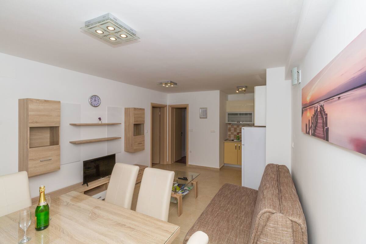 Apartment, 1 King Bed with Sofa bed, Garden View | Living area