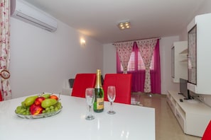 Apartment, Garden View | In-room dining