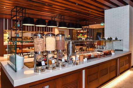 Desayuno completo diario (AED 85 por persona)