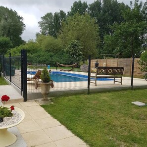 Seasonal outdoor pool, pool umbrellas, pool loungers - La Chaiserie (Romeries)