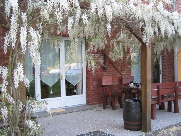 Double Room (Glycines) | Terrace/patio - La Chaiserie (Romeries)