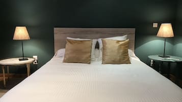 Kamar Double Comfort (Jean-Vincent) | Didekorasi berbeda-beda, meja kerja, dan ruang kerja ramah laptop