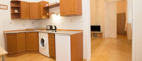 Apartamento clásico | Cocina privada | Frigorífico, microondas, placa de cocina y cafetera o tetera