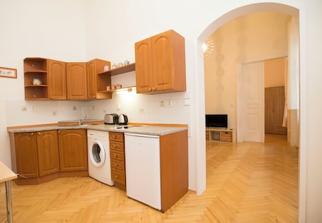 Refrigerador, microondas, placa de cocina, cafetera/tetera