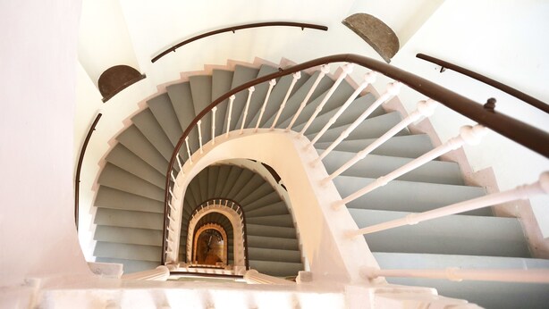 A spiral staircase with a central archway leading to a landing. - Greg Apartments Kampa Prague (Prague)