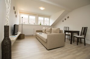 舒适公寓 | 客厅 | 81-厘米纯平电视 (配备卫星频道)、液晶电视