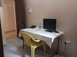 Escritorio, wifi gratis y ropa de cama 