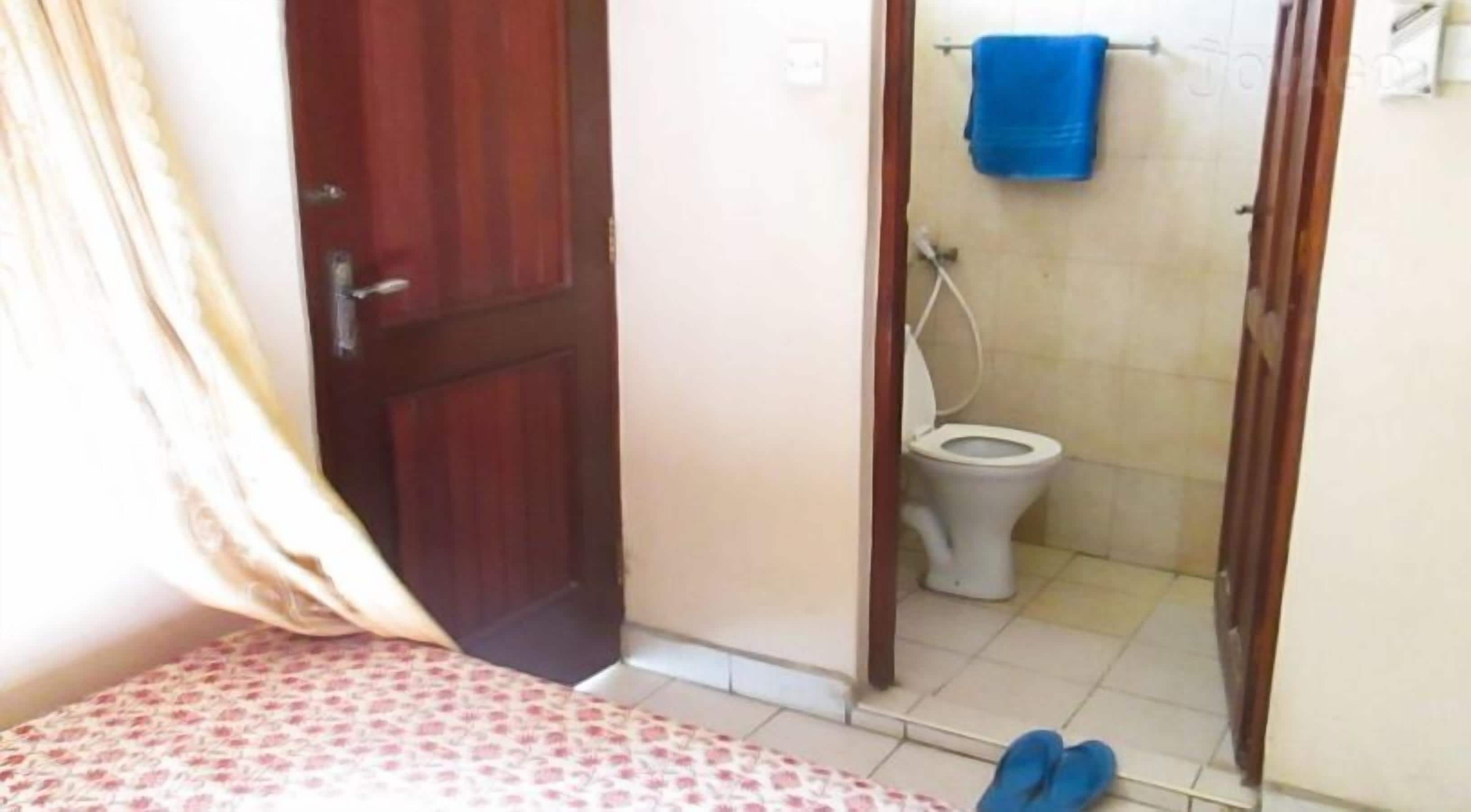 shower, rainfall showerhead, free toiletries, slippers