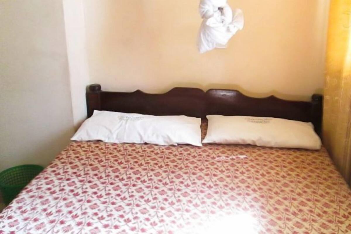 Escritorio, wifi gratis y ropa de cama 