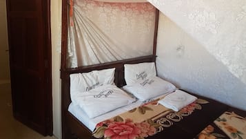 Habitación Deluxe doble, vistas a la ciudad | Escritorio, wifi gratis, ropa de cama