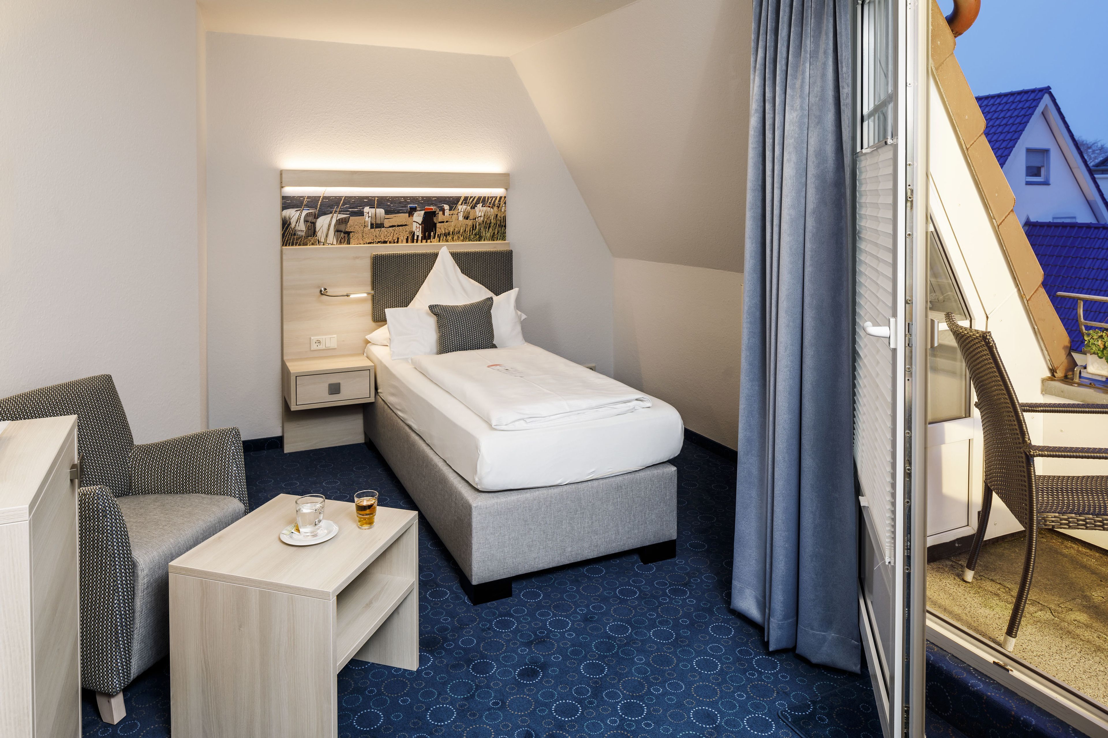 コンフォート シングルルーム バルコニー | セーフティボックス (室内)、デスク、遮光カーテン、可動式ベッド