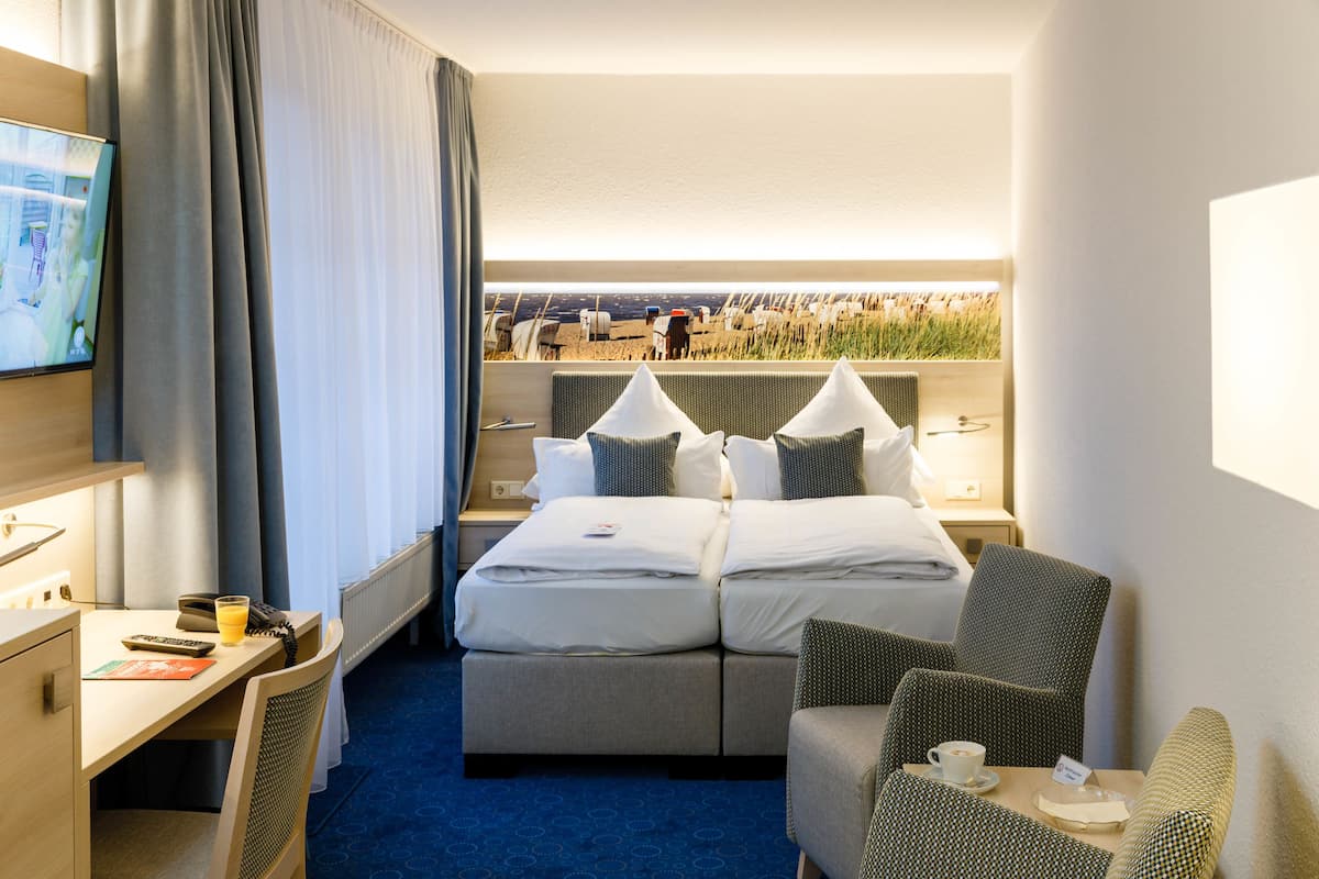 Comfort eenpersoonskamer, balkon | Een kluis op de kamer, een bureau, verduisterende gordijnen