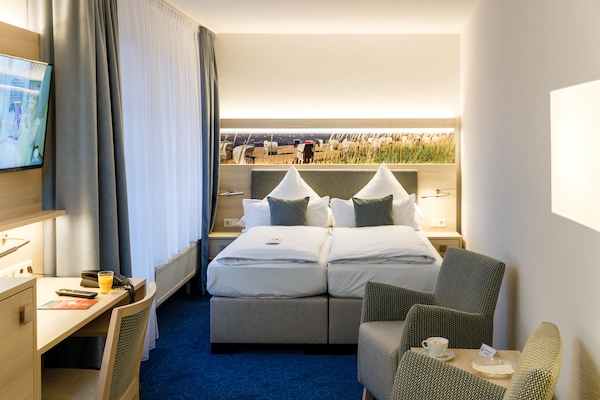 Comfort eenpersoonskamer, balkon | Een kluis op de kamer, een bureau, verduisterende gordijnen