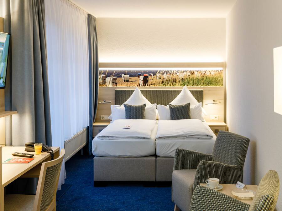 Quarto solteiro conforto, sacada | Cofres nos quartos, escrivaninha, cortinas blackout