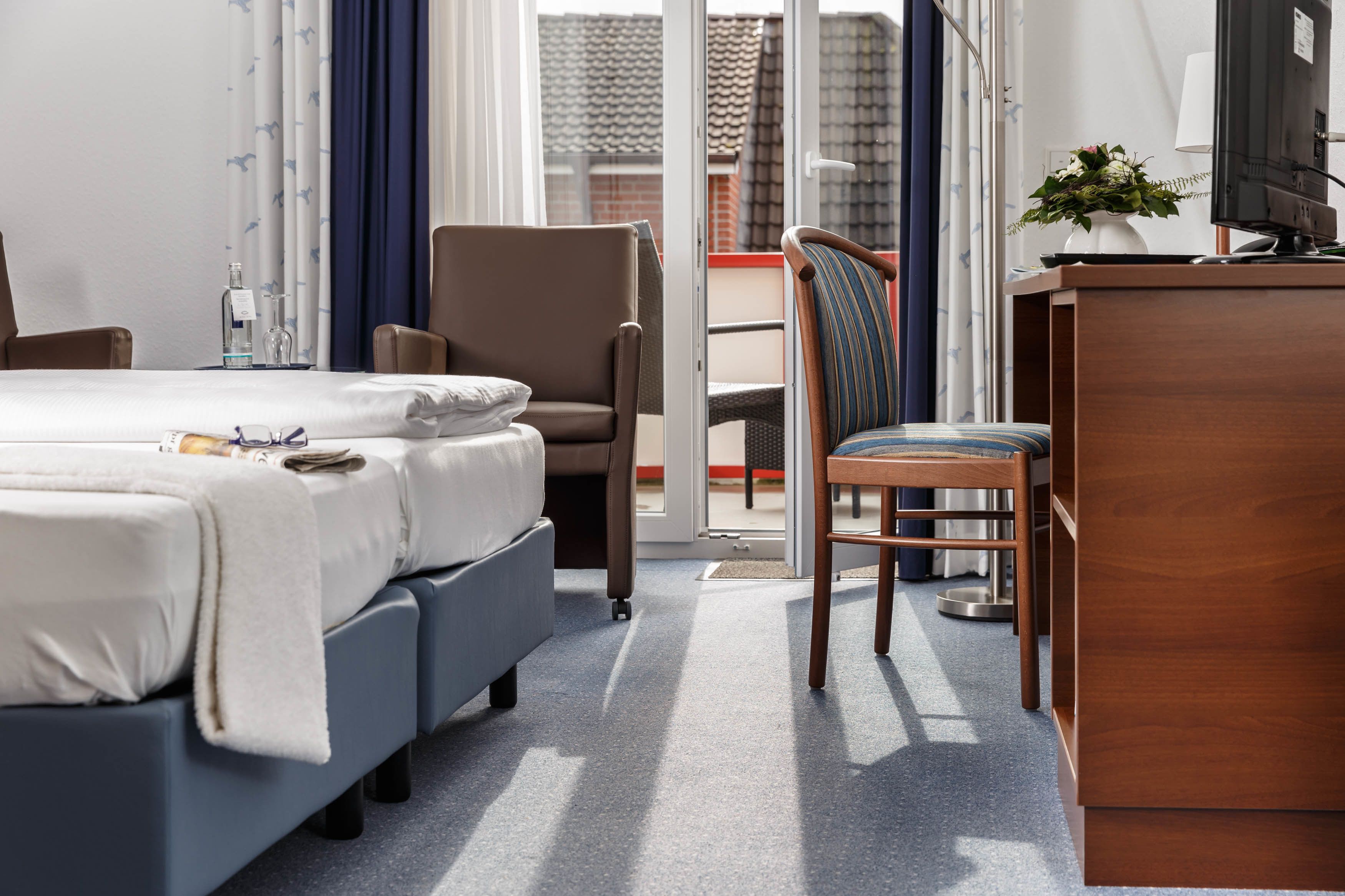 comfort single room, balcony | in-room safe, desk, blackout curtains, rollaway beds