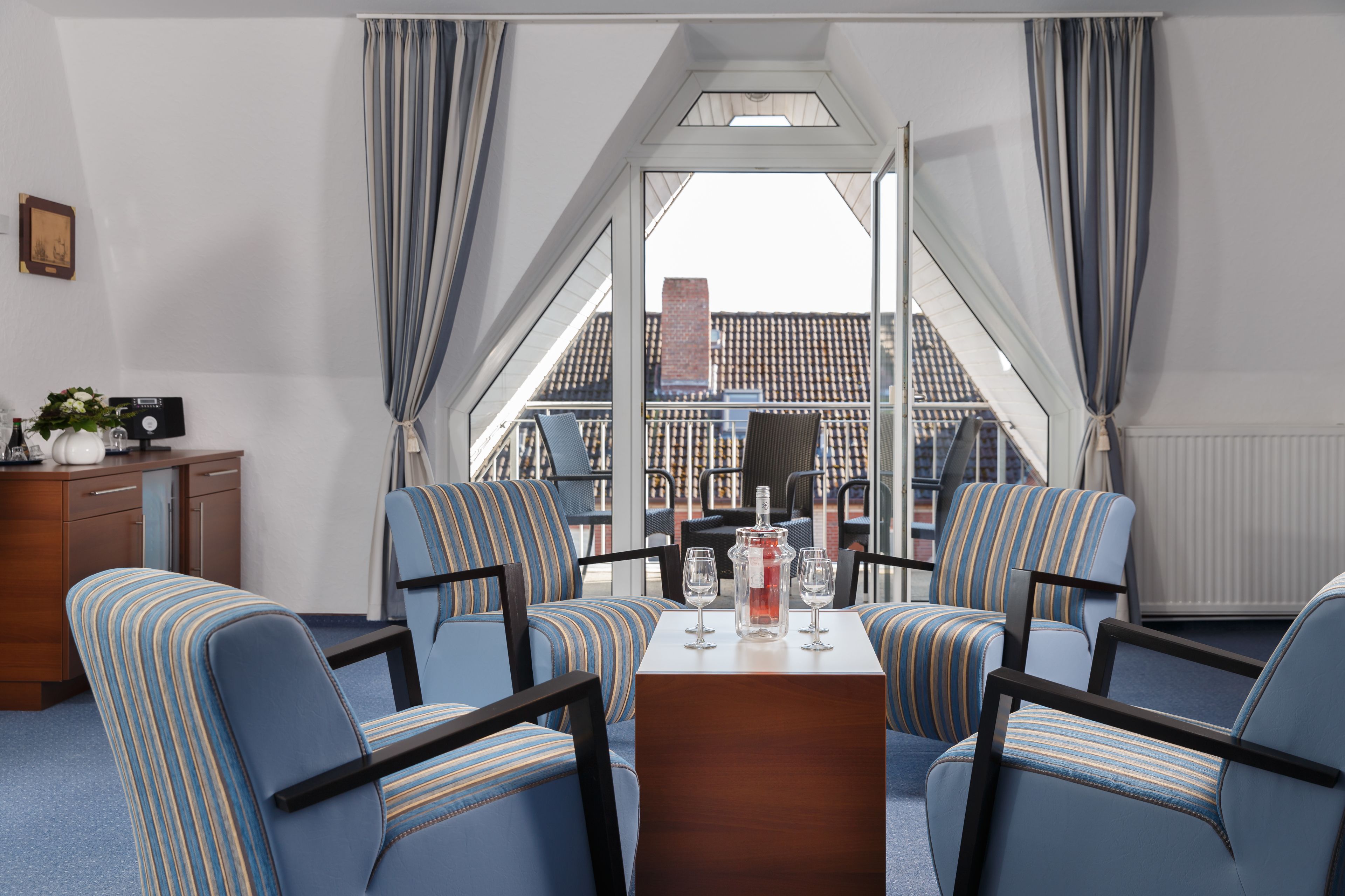 studio (balkon/terrasse) | living area | flat-screen tv