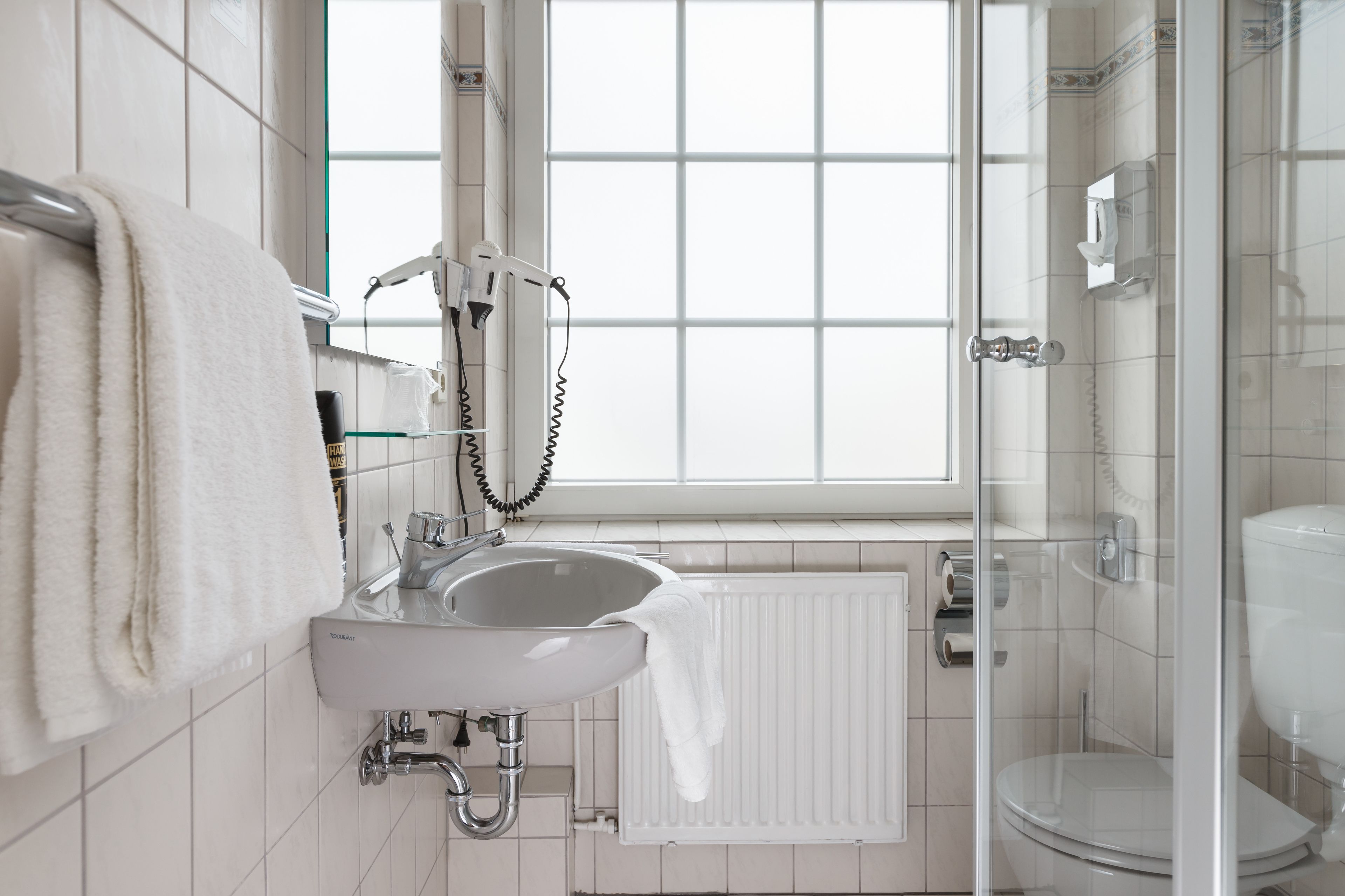 double room (nordsee) | bathroom | shower, free toiletries, hair dryer, towels