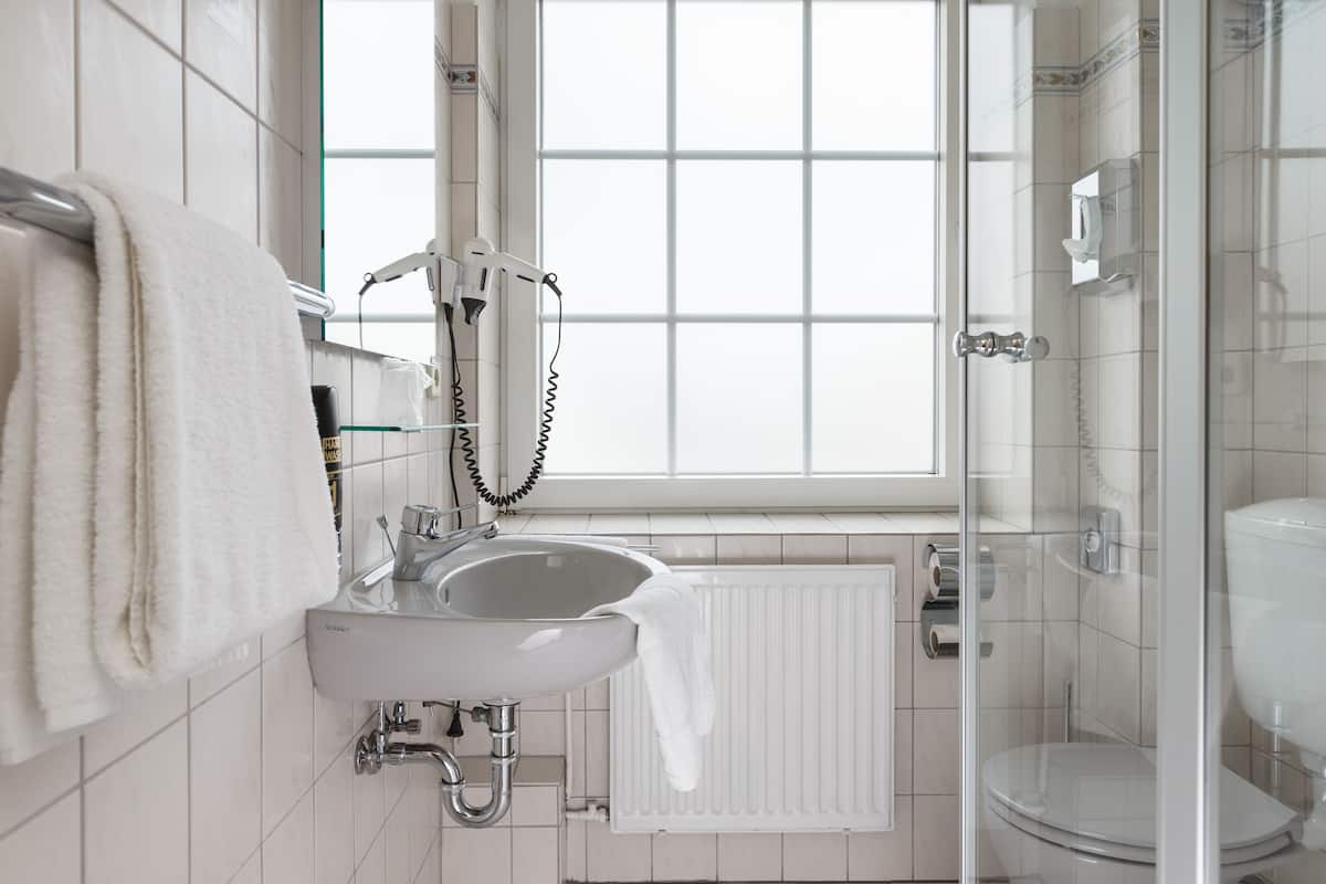 double room (nordsee) | bathroom | shower, free toiletries, hair dryer, towels