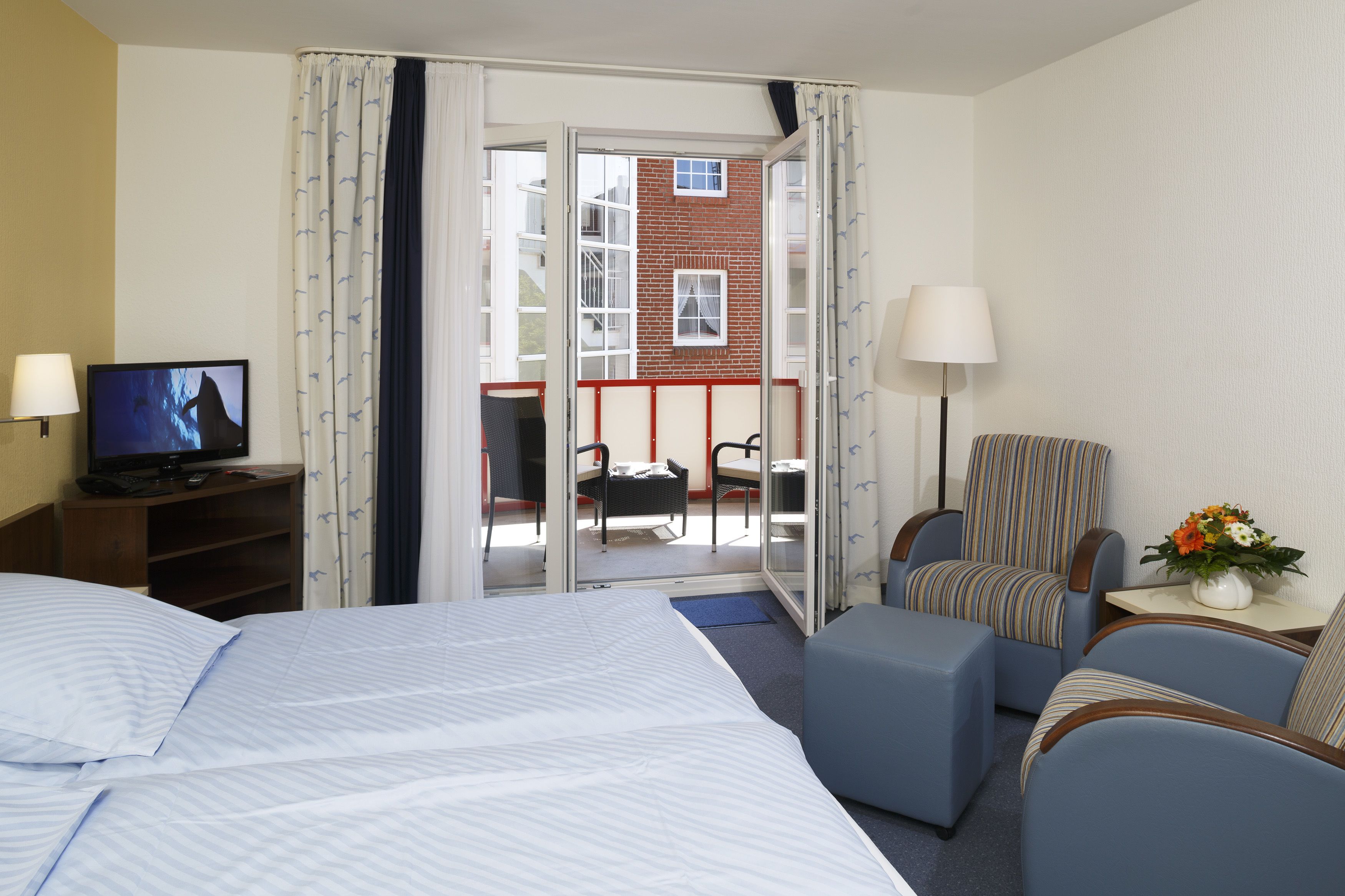 comfort double room (balkon/terrasse) | in-room safe, desk, blackout curtains, rollaway beds