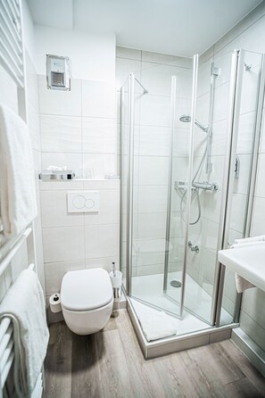 Quarto casal (Nordsee) | Banheiro | Chuveiro, produtos de toalete grátis, secador de cabelo 