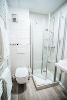 Ducha, artículos de tocador gratuitos, secador de pelo, toallas