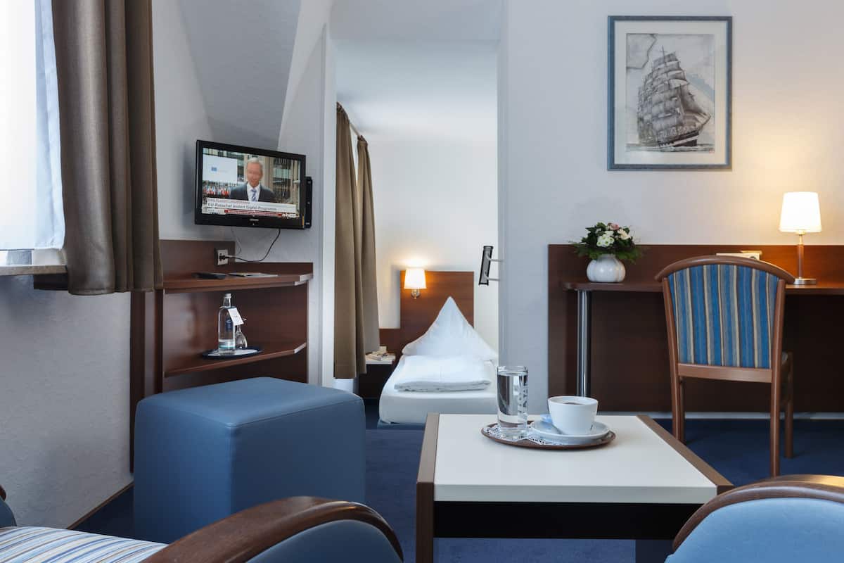 Standaard eenpersoonskamer | Een kluis op de kamer, een bureau, verduisterende gordijnen
